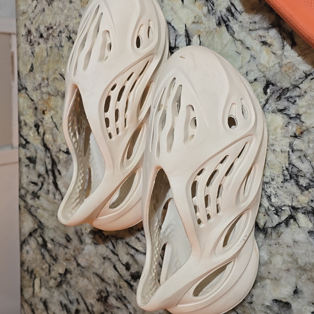 SHOES - Picture 4 of 6